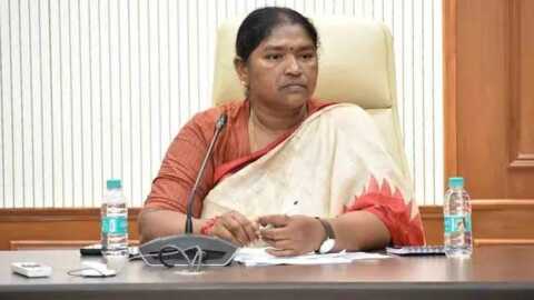 ఇందిరమ్మ ఇంటి నిర్మాణానికి 8 ట్రాక్టర్ల ఇసుక ఉచితం..