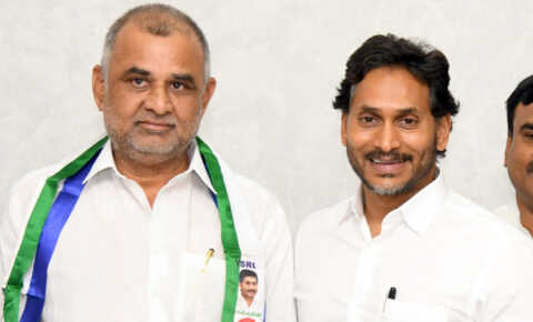 సుగవాసి బాలసుబ్రహ్మణ్యంకు కండువా కప్పి పార్టీలోకి ఆహ్వానించిన జగన్..