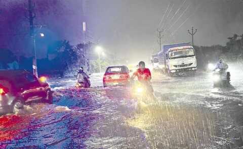 విశాఖను ముంచెత్తిన వాన.. జీవీఎంసీ హై అలర్ట్..