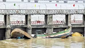 ప్రకాశం బ్యారేజీకి తప్పిన పెను ముప్పు: డ్రోన్ల సాయంతో భారీ బోటును నియంత్రించిన అధికారులు