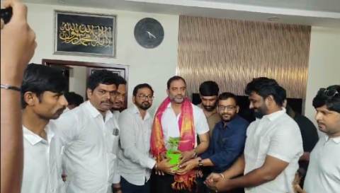 విద్యుత్ అధికారుల నిర్లక్ష్యానికి బలి: ఎల్సీ (LC) తీసుకోకుండా స్తంభం ఎక్కించడంతో యువ కూలీ మృతి