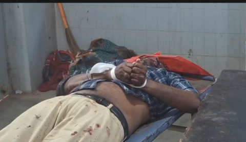 పోలీస్ స్టేషన్ ముందే దారుణం: భార్యతో అక్రమ సంబంధం ఉందని వ్యక్తిని నరికి చంపిన భర్త!