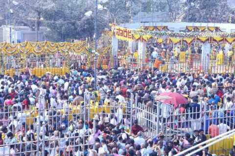 మేడారంలో మొదలైన మహాజాతర: గద్దెపై కొలువుదీరిన సారలమ్మ!