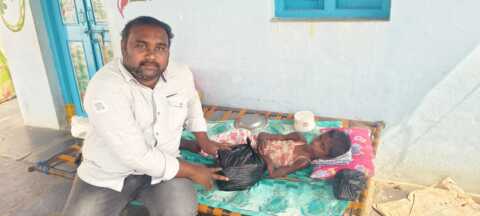 ఫ్రెండ్స్ ట్రస్టు ద్వారా పేద ప్రజలకు నిత్యవసర సరుకులు పంపిణీ