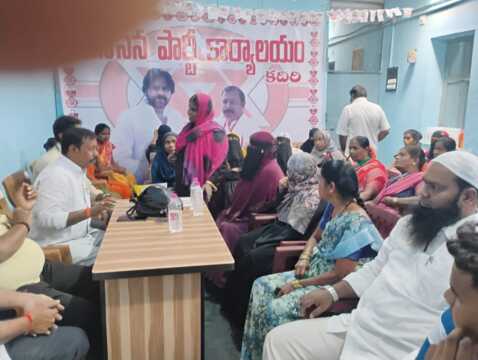 గ్రూప్-2 విజేతకు ఘన అభినందనలు: ఎక్సైజ్ ఎస్‌ఐగా ఎంపికైన ఆంజనేయులుకు సన్మానం