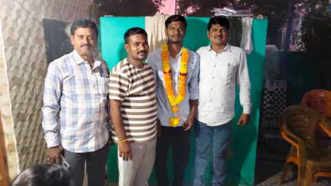 గ్రూప్-2 విజేతకు ఘన అభినందనలు: ఎక్సైజ్ ఎస్‌ఐగా ఎంపికైన ఆంజనేయులుకు సన్మానం