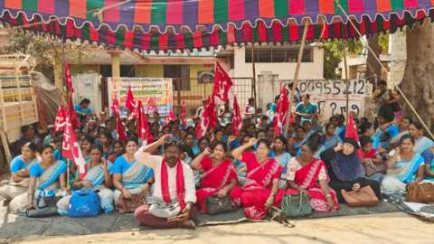 అంగన్వాడి వర్కర్లకు గ్రాట్యుటీ అమలు చేయాలి… రిలే నిరాహార దీక్షలో గోవిందమ్మ, మేరీ డిమాండ్..