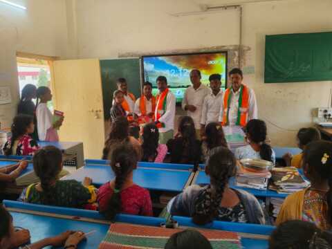 తాడిమర్రిలో మాజీ ఎంపీ గోరంట్ల మాధవ్ పర్యటన: నూతన వధూవరులకు ఆశీస్సులు, వైసీపీ నాయకులతో తేనీటి విందు