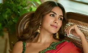 ప్రేమలో ఓపిక ఉండాలి: యువతకు నటి మృణాల్ ఠాకూర్ ప్రేమ పాఠాలు!