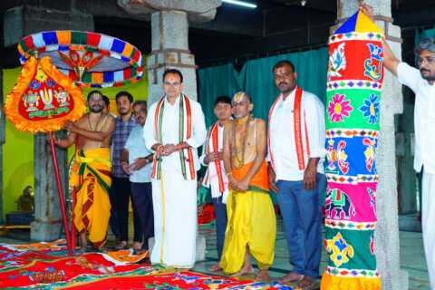 కదిరి లక్ష్మీనరసింహస్వామి బ్రహ్మోత్సవాలు: స్వామివారి రథానికి నూతన గొడుగులు, వస్త్రాల సమర్పణ