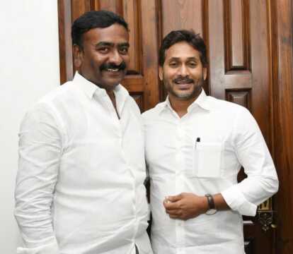 జగన్మోహన్ రెడ్డితో పుట్లూరు ఎంపీపీ రాఘవేంద్రారెడ్డి భేటీ: శింగనమల నియోజకవర్గ రాజకీయాలపై చర్చ