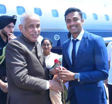 పుట్టపర్తి విమానాశ్రయంలో గవర్నర్‌కు ఘన స్వాగతం: మర్యాదపూర్వక భేటీ