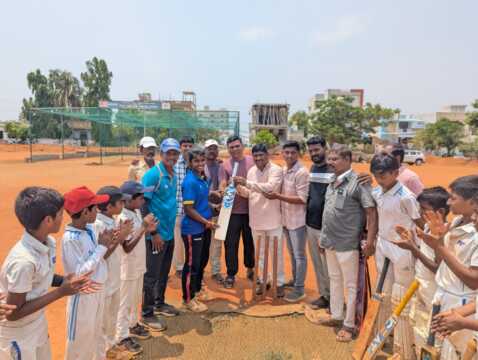 రాష్ట్ర స్థాయి క్రికెటర్ తేజస్వినికి జనసేన నాయకుడు మల్లెం మోహన్ ప్రోత్సాహకం