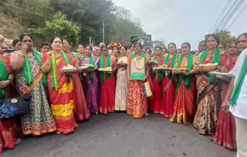 పుట్టపర్తి విమానాశ్రయంలో గవర్నర్‌కు ఘన స్వాగతం: మర్యాదపూర్వక భేటీ