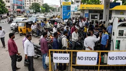 ధరలు పెరుగుతాయనే ఆందోళన, కొరత భయాలు.. పెట్రోల్ బంకుల వద్ద కిలోమీటర్ల క్యూ..