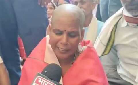 మున్సిపల్ కార్పొరేషన్ ప్రాంగణంలో గుండు గీయించుకుని మహిళా కౌన్సిలర్ నిరసన..