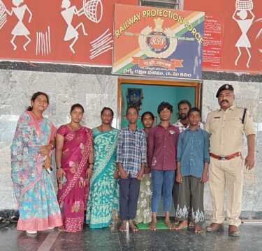 కదిరి రైల్వే స్టేషన్‌లో ఇంటి నుండి పారిపోయిన ముగ్గురు మైనర్ బాలురను ఆర్‌పీఎఫ్ సిబ్బంది రక్షించి వారి తల్లిదండ్రులకు అప్పగించిన విషయం.