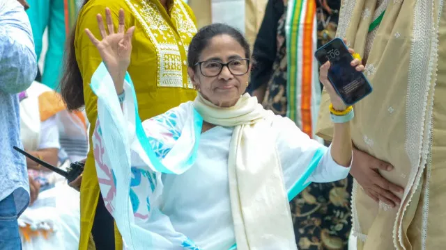 జంతర్ మంతర్ వద్ద కాక్రోచ్ పార్టీ నిరసనలో పాల్గొననున్న మమతా బెనర్జీ..