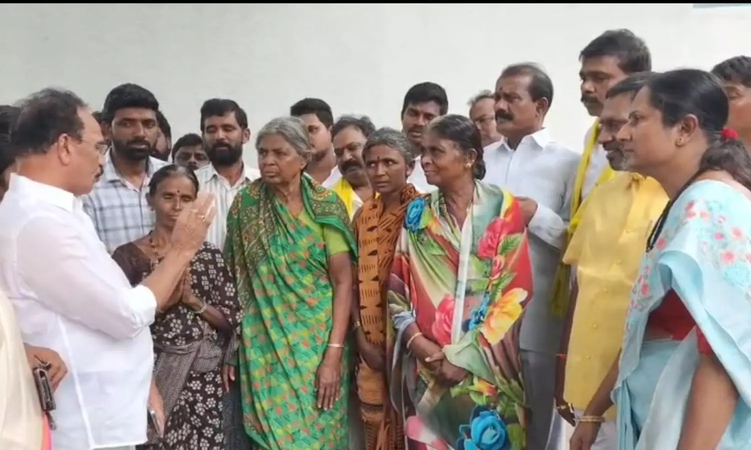కర్నూలులో ఉద్రిక్తత.. గాయపడిన శేఖర్ యాదవ్ కుటుంబానికి టీడీపీ నేతల పరామర్శ
