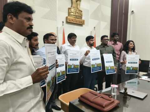 రైతుల అనుమానాల నివృత్తికి ప్రత్యేక హాట్‌లైన్..! రెజోనియా కంపెనీ టోల్ ఫ్రీ నెంబర్‌ని ఆవిష్కరించిన కలెక్టర్..