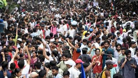 ఢిల్లీలో ధర్నాలతో భారీ వ్యాపార నష్టం.. పరిహారం కోరుతూ కోర్టులో రెస్టారెంట్ వ్యాపారి పిటిషన్..