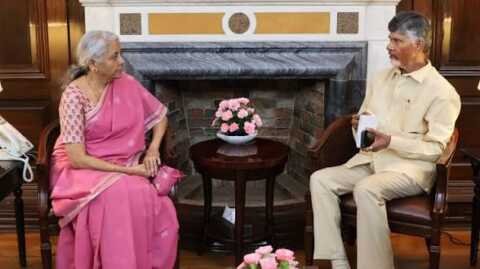 ఢిల్లీలో నిర్మలా సీతారామన్‌తో సీఎం చంద్రబాబు భేటీ..! రాష్ట్ర ప్రాజెక్టులపై చర్చ..!